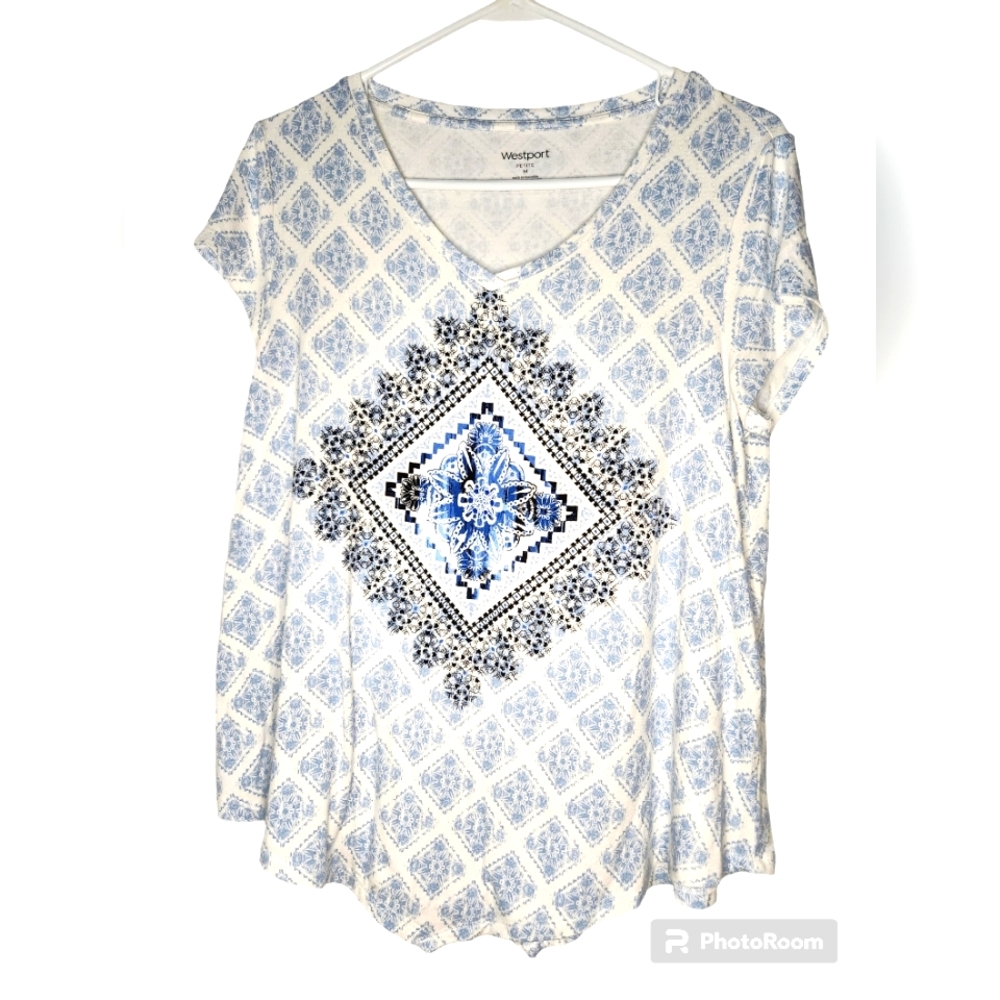 WESTPORT SIZE Medium Petite. Vneck printed super soft tee.
